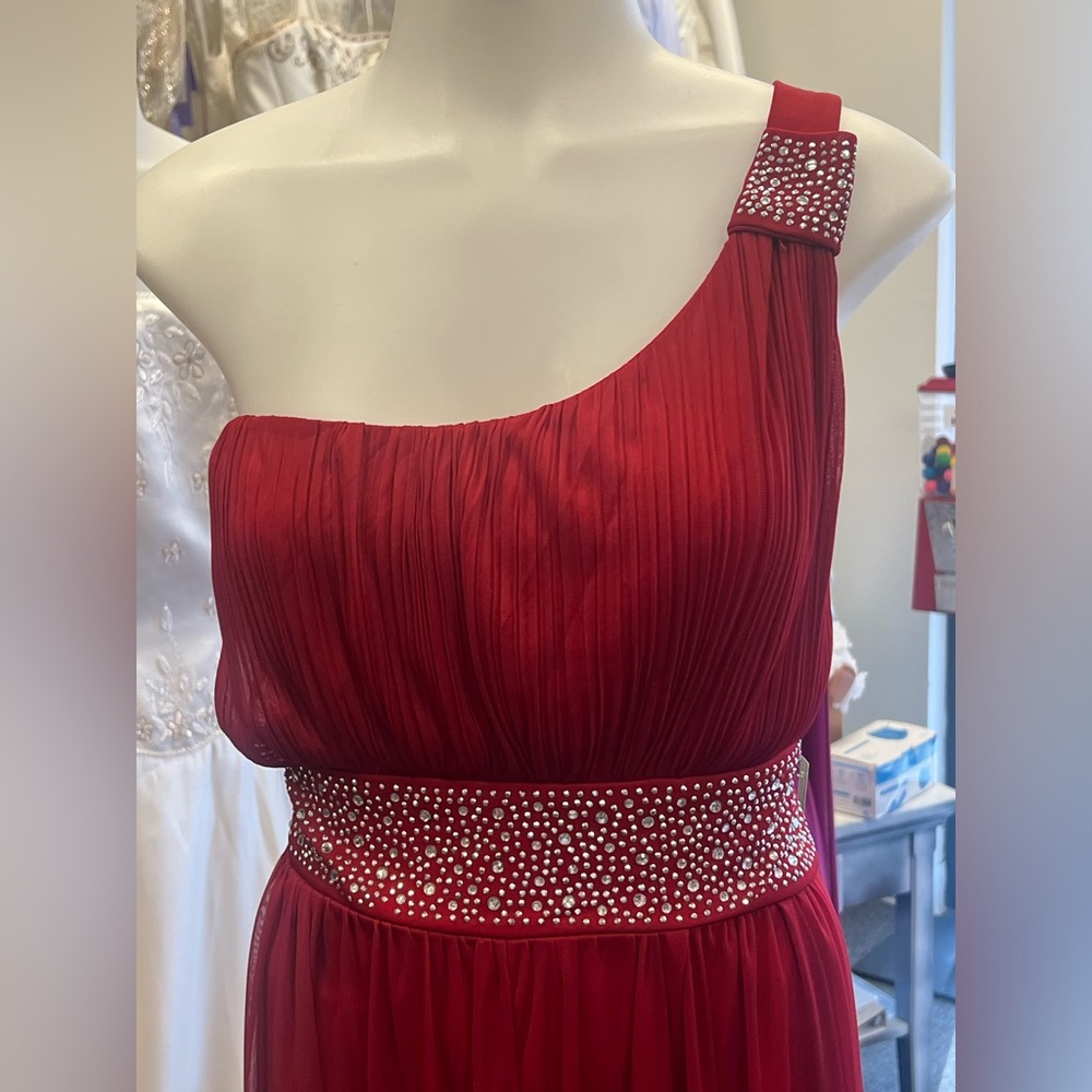 Red Gown - Picture 2 of 6